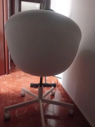 Silla de oficina blanca con ruedas