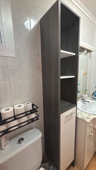 Mueble de baño alto gris y blanco