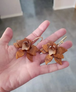 Pendientes Flor Resina Carey Marrón Dorado