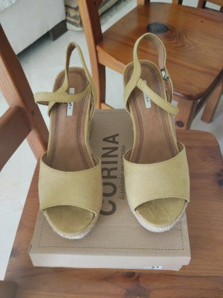 Sandalias Corina Mostaza Talla 41
