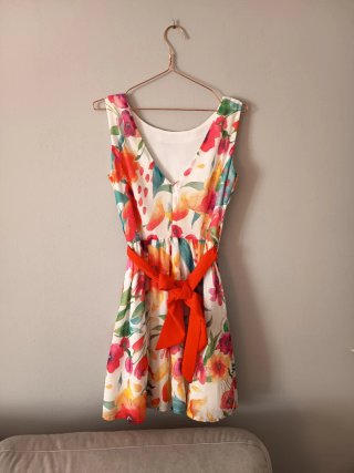 Vestido floral multicolor con cinturón rojo