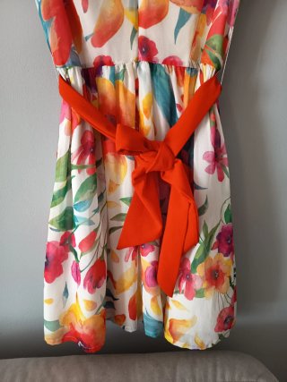 Vestido floral multicolor con cinturón rojo