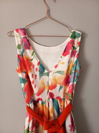 Vestido floral multicolor con cinturón rojo