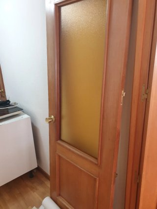 Puerta de madera con marco y cristal