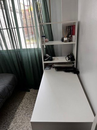 Escritorio blanco con estantería