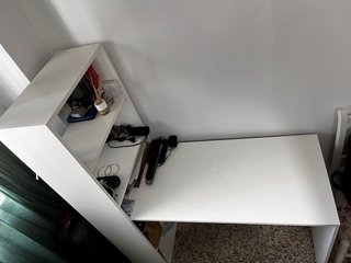 Escritorio blanco con estantería
