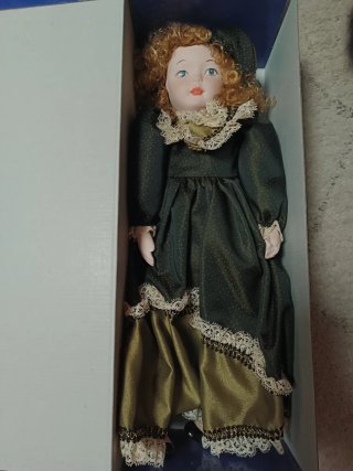 Muñeca de Porcelana Vestido Verde 45cm de altura