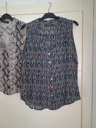 Camisa estampada serpiente y geométrica