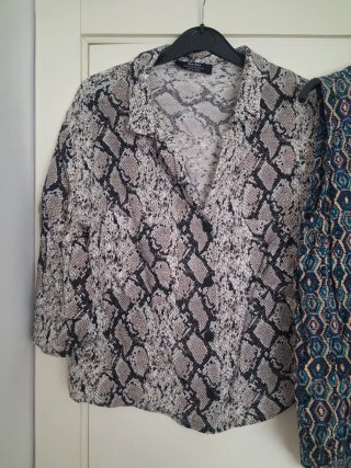 Camisa estampada serpiente y geométrica