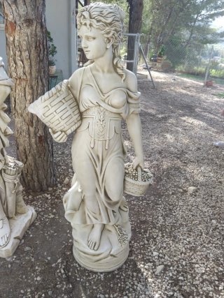 Estatua de piedra mujer con cestas