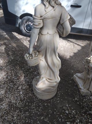 Estatua de piedra mujer con cestas