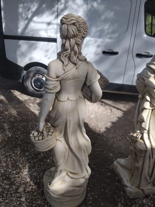 Estatua de piedra mujer con cestas