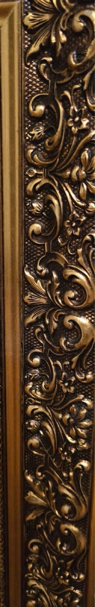 Espejo grande dorado con marco ornamentado