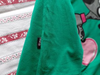 T-shirt verde con stampa cane