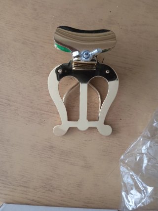 Atril para trompeta dorado