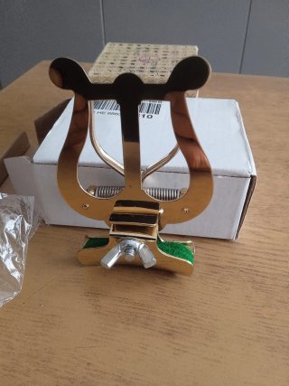 Atril para trompeta dorado