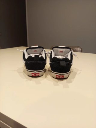 Zapatillas Vans Knu Skool Negras y Blancas