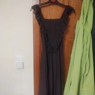 Vestido de verano marron con volantes