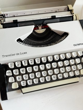 Máquina de escribir Olympia Traveller Deluxe