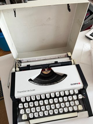 Máquina de escribir Olympia Traveller Deluxe
