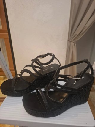 Sandalo donna con zeppa nero