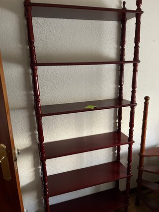 Estantería de madera oscura