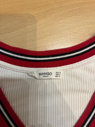 Camiseta blanca con detalles en el cuello de Mango