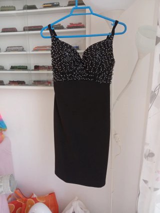 Vestido de fiesta negro con pedrería