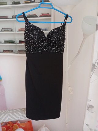Vestido de fiesta negro con pedrería