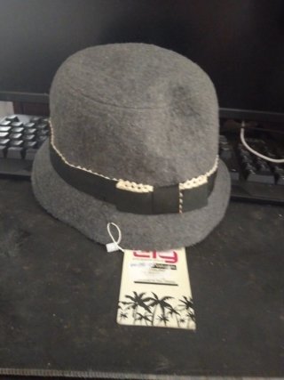 Gorro gris con cinta decorativa