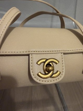 Bolso redondo beige sin estrenar