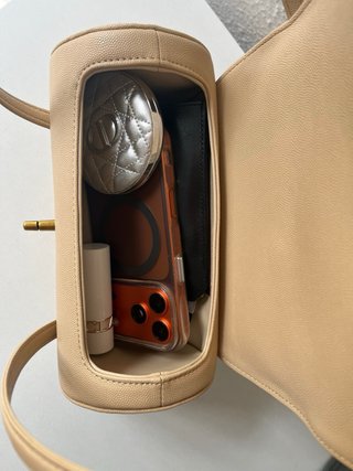 Bolso redondo beige sin estrenar