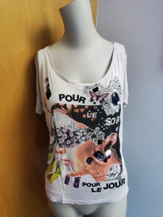 Camiseta blanca con pedrería