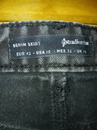 Falda vaquera negra mini Stradivarius T.42