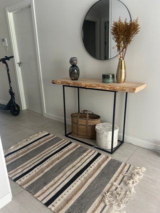 Mueble recibidor con espejo y alfombra