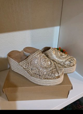 Sandalias Zuecos Cuña Esparto Beige.