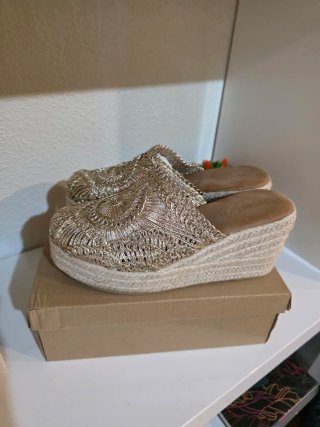 Sandalias Zuecos Cuña Esparto Beige.