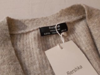 Chaqueta punto Bershka beige.  Cárdigan ancho.