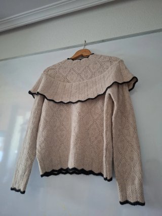 Jersey manga larga beige con volantes