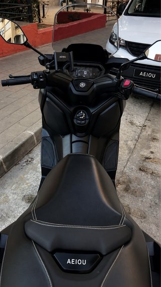 Maxi Scooter Yamaha Negra Automática