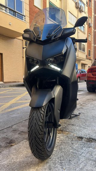 Maxi Scooter Yamaha Negra Automática