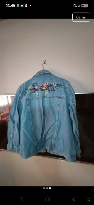 Chaqueta vaquera con bordado de pájaro