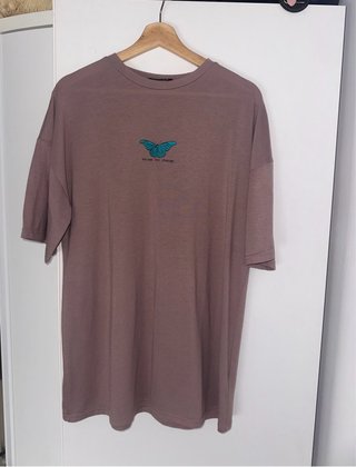 Camiseta oversize rosa con mariposa (shein)
