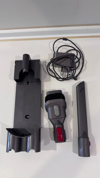 Dyson V8 Advanced SV25 (2022) + accesorios