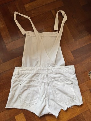 Peto corto blanco desgastado