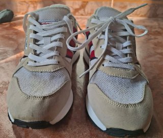 Zapatillas Adidas Estilo Clasico Beige y Rojo