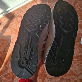 Zapatillas Adidas Estilo Clasico Beige y Rojo