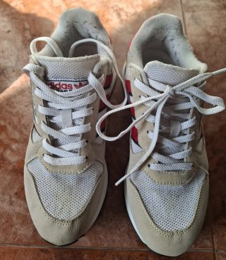 Zapatillas Adidas Estilo Clasico Beige y Rojo