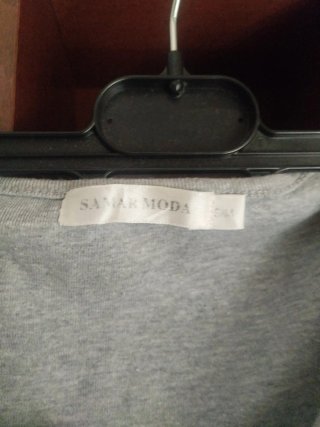 Vestido gris sin mangas con cordones