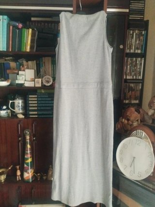 Vestido gris sin mangas con cordones